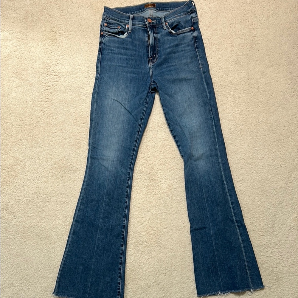 MOTHER Weekender Fray flare jeans